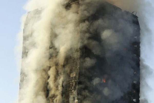 Londra'da 24 katlı binada yangın çıktı