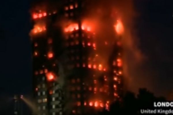 Londra'da yanan binadan görüntüler