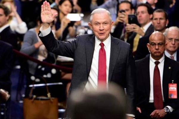 Sessions: Rusya ile görüşme tiksindirici bir yalan