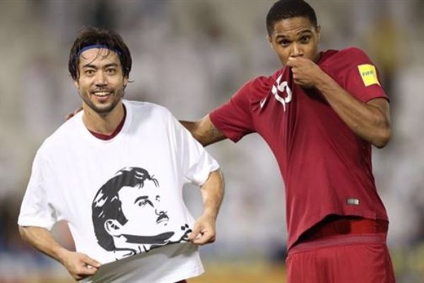 Katarlı futbolculardan Sani'ye tişörtlü destek