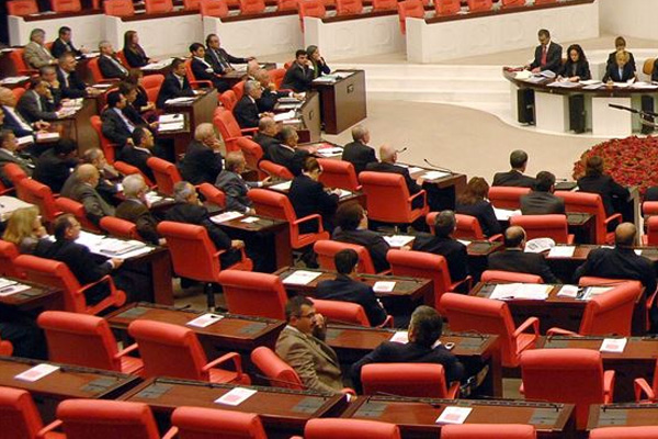 CHP milletvekilleri Meclis'i terk etti