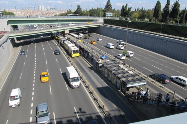 Metrobüs durağında kaza