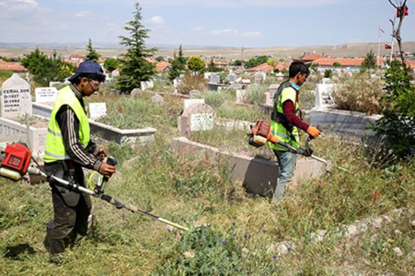 Mezarlıklarda ramazan temizliği