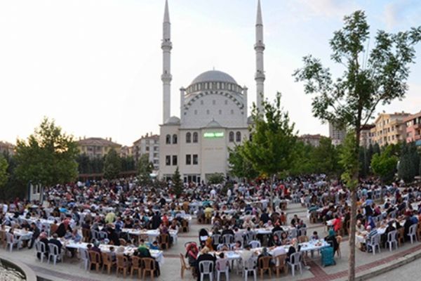 Pursaklar Belediyesi 1000 kişiyi daha iftarda ağırladı