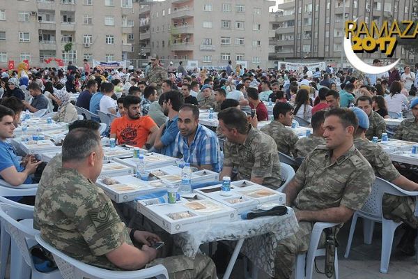 Mardin'de jandarma ve vatandaş iftarda buluştu
