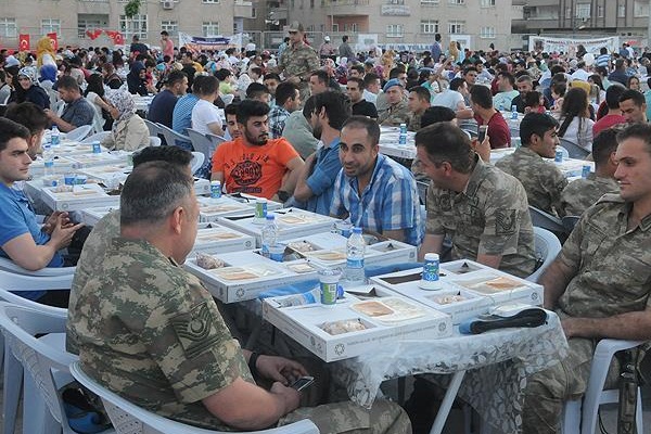 Mardinliler jandarma ile iftarda buluştu