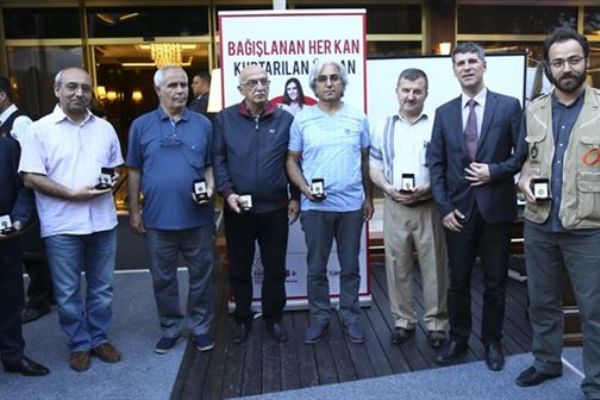 Türk Kızılayı'ndan kan bağışçılarına madalya