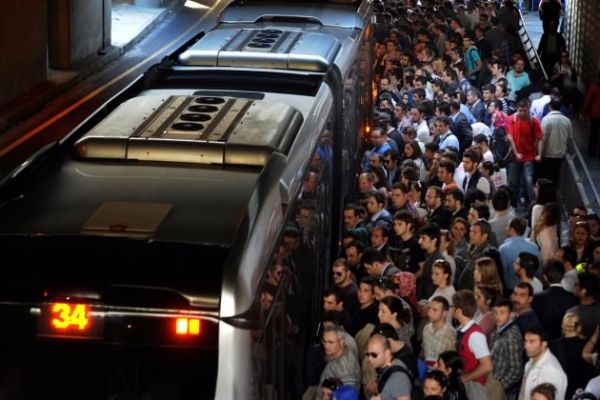Metrobüsteki koltuk kavgasına çözüm buldu!
