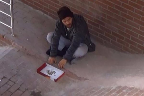 Görenler dilenci sanıp para verdi