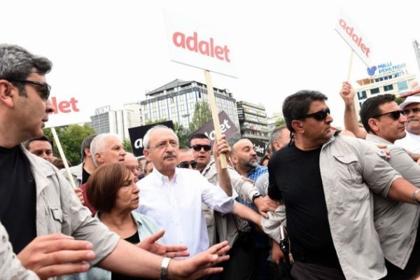 Kemal Kılıçdaroğlu'nun korumaları gazeteciye saldırdı!