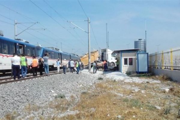 Kamyonla tren çarpıştı: 10 yaralı
