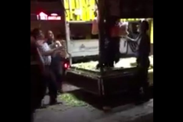 Üsküdar’da seyyar satıcı kadın ile zabıta arasında arbede çıktı