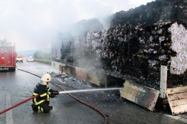 Kağıt yüklü TIR alev topuna döndü