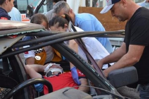 Edirne'de dehşet! Camdan demir boru girdi