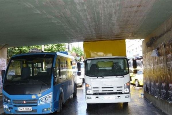 Kamyonet alt geçide takıldı: 3 kişi yaralı