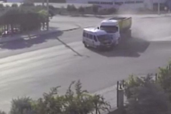 Denizli'de TIR ile işçi servisi çarpıştı: 15 kişi yaralı