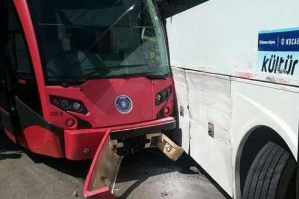 Bursa'da korkunç kaza! Tramvay otobüsle çarpıştı