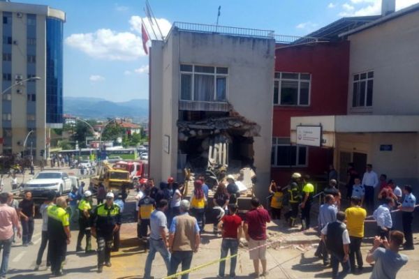 Kocaeli'de sağlık ocağına vinç girdi! 1 ölü 1 yaralı