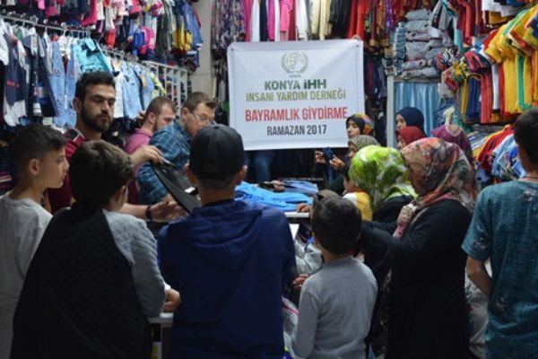 Yetimler Bayramlıklarla Sevindi