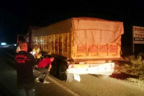 TIR ile otomobil çarpıştı: 3 kişi yaralı