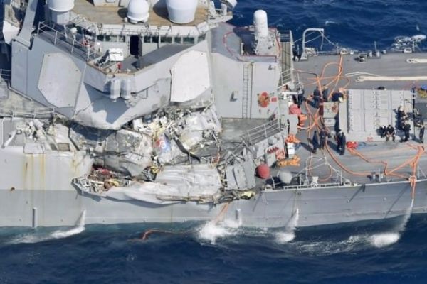 Amerika destroyeri ile yük gemisi çarpıştı!