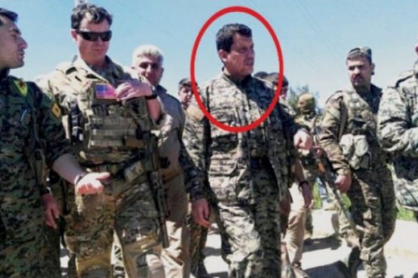 Amerika'lı komutanla poz veren terörist öldürüldü