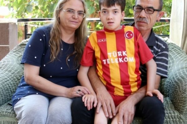 Yaşamaz denilen yüzde 96 engelli Miraç 13 yaşında