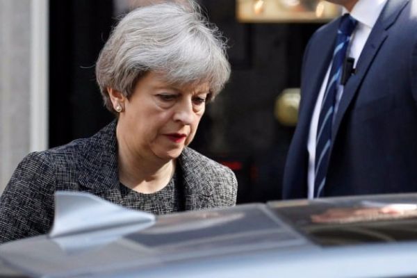 İngilizler yangının faturasını Başbakan May'a kesti!