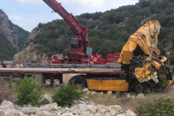 Antalya'da şarampole yuvarlanan TIR sürücüsü öldü