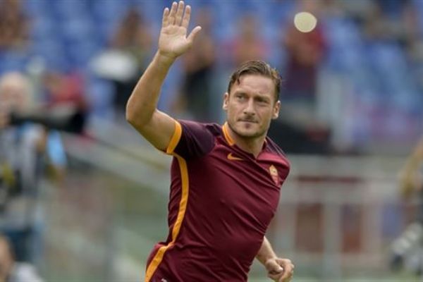 Francesco Totti Roma'da kalıyor