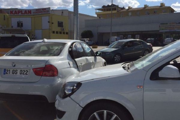 Diyarbakır'da trafik kazası: 2 kişi yaralı