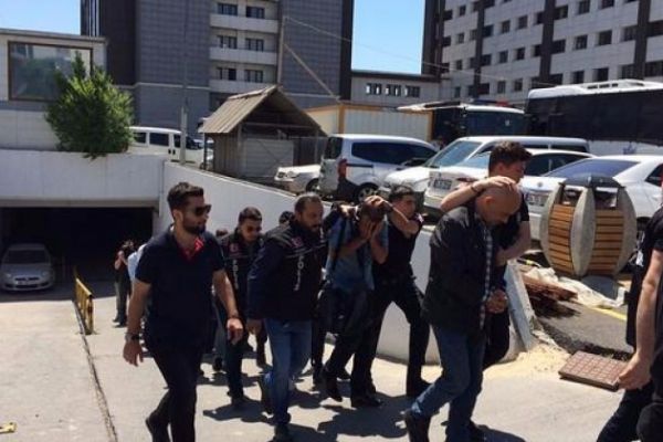 Yeraltı dünyasının ünlü ismi enselendi!