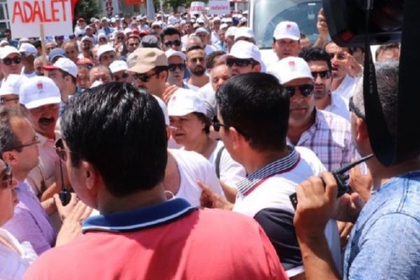 Adalet yürüyüşünde yasa dışı slogana polis engeli