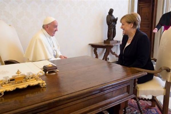 Angela Merkel Papa ile görüştü