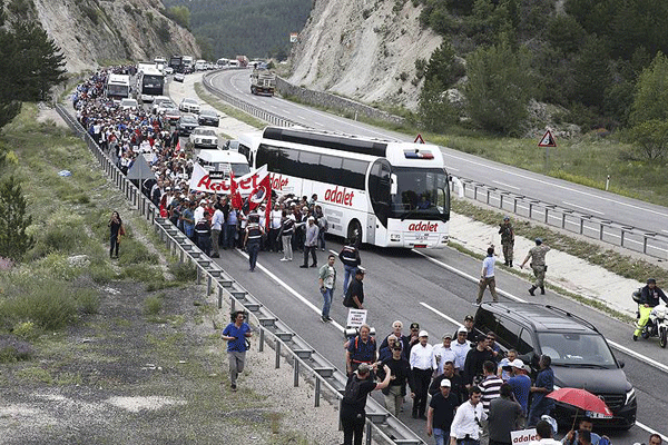 Kılıçdaroğlu'nun yürüyüşü sırasında bir partili kalp krizi geçirdi
