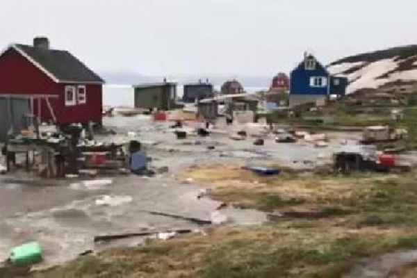 Korkunç görüntü! Deprem sonrası tsunami vurdu