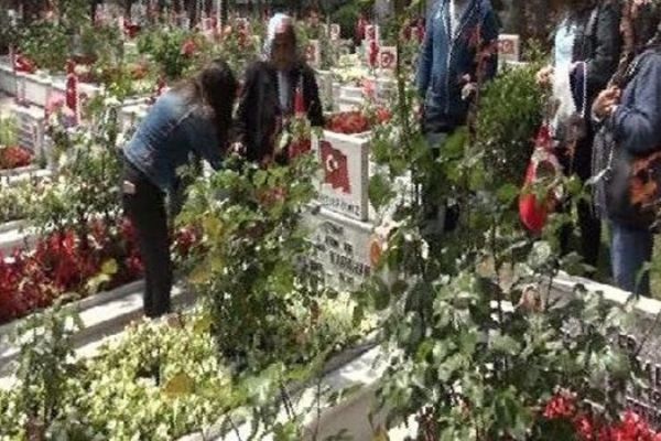 Edirnekapı'da şehitliğinde buruk