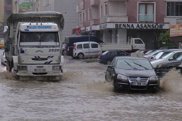 Kocaeli'de aniden bastıran sağanak yağmur sonrası yollar göle döndü