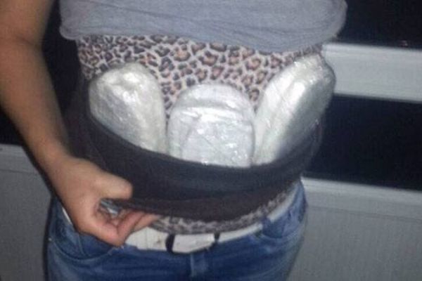 Adana'da karnına esrar sarıp hamile süsü veren kadın tutuklandı