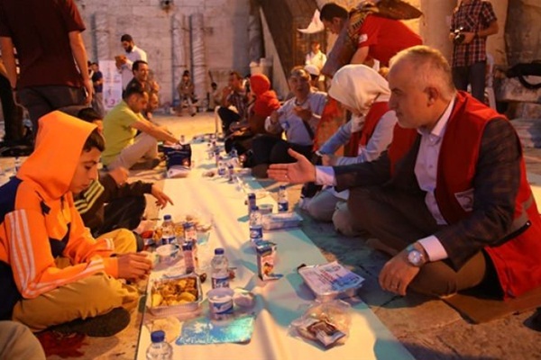 Türk Kızılayı Mescid-i Aksa'da iftar verdi