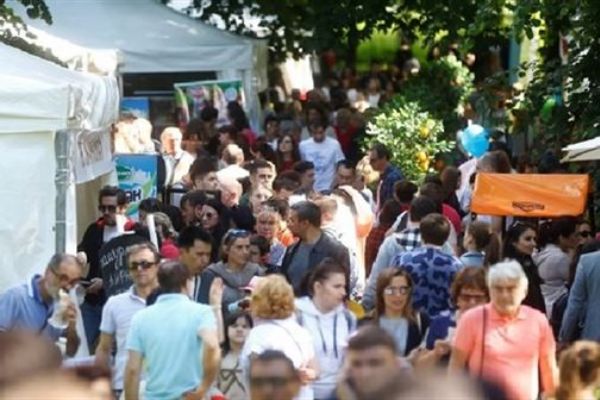 Ruslar yağmuru dinlemedi oraya koştu