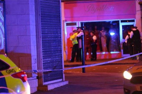 Londra'da dehşet anları: Kamyonet kalabalığın arasına daldı