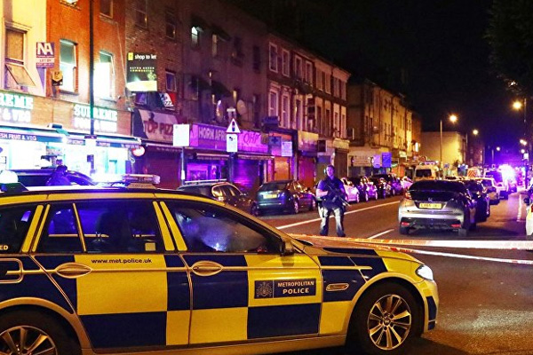 İngiltere'de bir araç teravih namazından çıkanların arasına daldı!