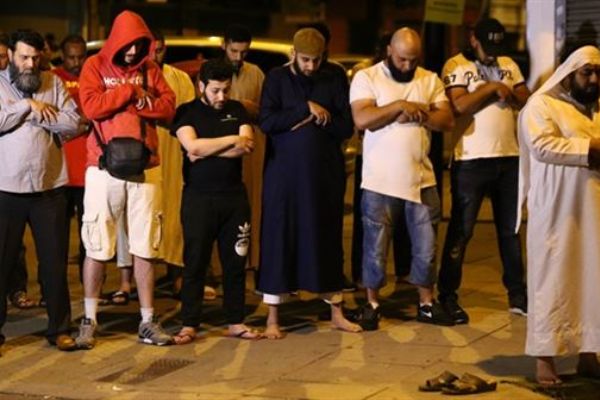 Londra'da saldırıya uğrayan cami yakınlarında namaz