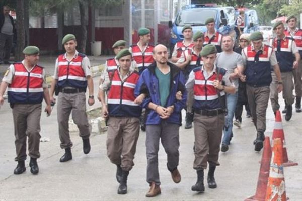 Eşlerini Yunanistan'a kaçırma hazırlığında yakalandılar