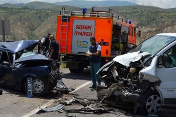 Minibüs otomobille çarpıştı: 1 kişi öldü