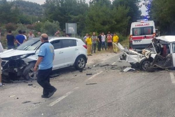 Muğla'da 3 otomobil birbirine girdi; 4 yaralı