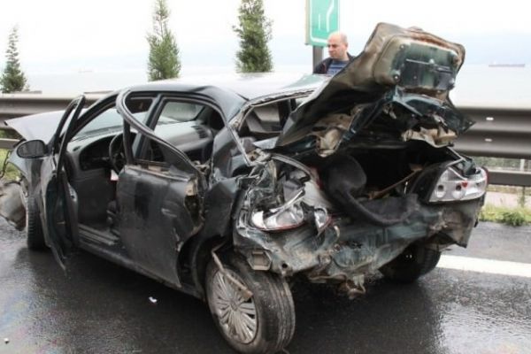 Kocaeli'de feci kaza! 2 otomobille 1 tır birbirine girdi