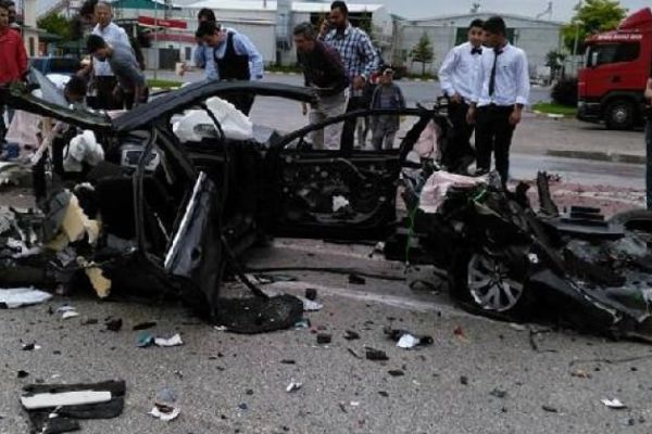 Otomobil, yolcu otobüsünün altına girdi: 1 ölü