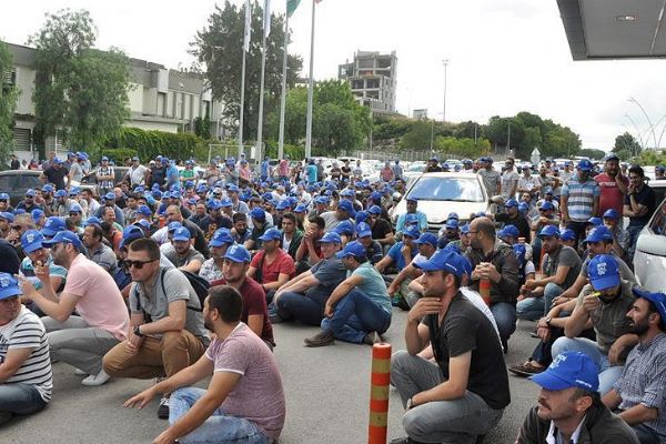 Petkim'de işçiler oturma eylemi yaptı